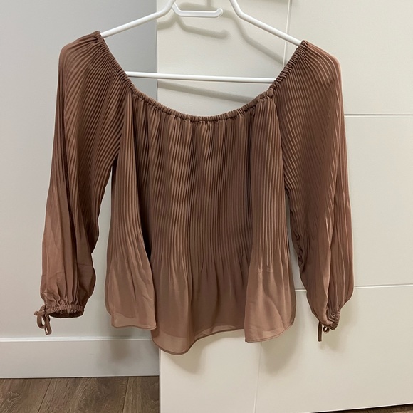 Off the shoulder pleated top - Picture 7 of 7
